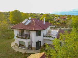 una vista aérea de una casa con techo en Къща за гости АКАЦИЯ, en Ravna Gora