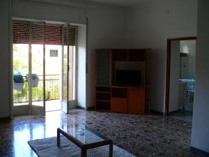 GP casa vacanza Amantea في أمانتيا: غرفة معيشة مع طاولة وتلفزيون