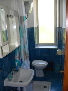 baño con lavabo y aseo y ventana en GP casa vacanza Amantea, en Amantea
