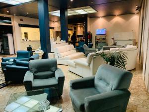 ein Wartezimmer mit Sofas und Stühlen in einem Laden in der Unterkunft G&D Hotel Deanna Golf in Milano Marittima