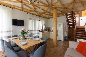 亞布盧尼齊亞的住宿－GOOD DAYS Shale Resort 4 км до Буковеля，厨房以及带木桌和椅子的用餐室。
