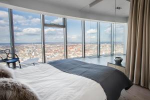 Łóżko lub łóżka w pokoju w obiekcie 30th+ Floor Apartments in Sky Tower