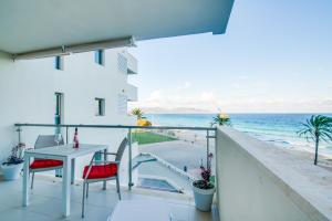 balcón con mesa y vistas al océano en Sa Maniga 3i en Cala Millor