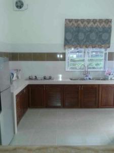 a kitchen with a sink and a window at SRI IMAN HOMESTAY KUALA TERENGGANU in Kuala Terengganu