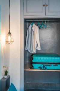 a closet with luggage and a coat and a light at Veronica Centro in Granada