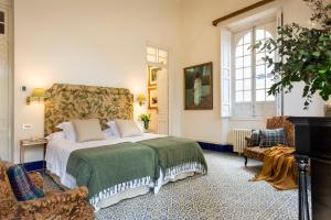 Tempat tidur dalam kamar di Villa Alfonso, Restored Palace House with gardens and Monuments Views