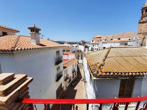 uma vista para uma cidade com uma fita vermelha em La Casita Cactus em Vélez-Málaga