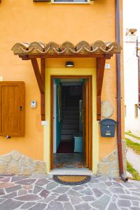 un ingresso a un edificio con porta e scale di Eden Lilli B&B a La Pieve
