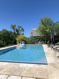 una persona está jugando en una piscina en Villa de 6 chambres avec piscine privee jardin amenage et wifi a Gonneville sur Mer a 4 km de la plage en Gonneville-sur-Mer