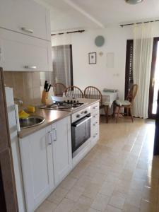 Kuchyň nebo kuchyňský kout v ubytování Apartman Frketić
