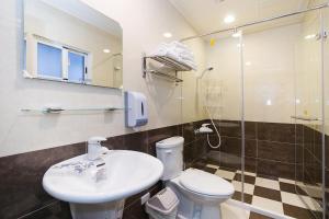 ein Badezimmer mit Toilette, Waschbecken und Dusche in der Unterkunft 桔子圓包棟民宿 小團體包棟 tesla 充電 in Taitung