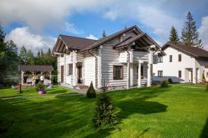 uma casa com um gramado verde na frente em GOOD DAYS Shale Resort 4 км до Буковеля em Yablunytsya