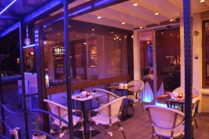 فندق الأعمال والمطار Bakirkoy Tashan في إسطنبول: مطعم على طاولات وكراسي على شرفة