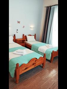 twee bedden in een kamer met bij Corfu Sunflower Apartments in Benitses