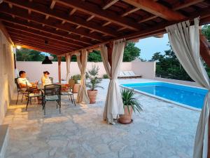 Bazén v ubytovaní Holiday house Barba - Vrana alebo v jeho blízkosti