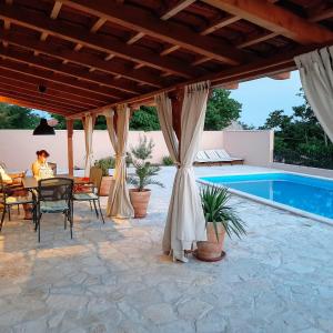 Bazén v ubytovaní Holiday house Barba - Vrana alebo v jeho blízkosti