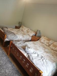 2 Einzelbetten in einem Zimmer mit in der Unterkunft Willies cottage in Donegal