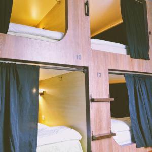Blue House Youth Hostel في كيتو: سريرين بطابقين في غرفة مع مرآة