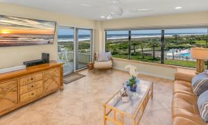 Amelia Island Oceanfront Condo的休息区