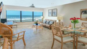 En tv och/eller ett underhållningssystem på Amelia Island Oceanfront Condo