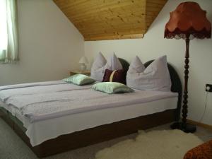 A bed or beds in a room at Beatrix Üdülőház Még 22 kép