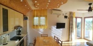 eine Küche und ein Esszimmer mit einem Holztisch in der Unterkunft Apartments Bošković in Stari Grad