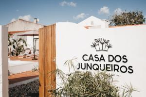 ein Schild für ein Haus Casa dos Junquurgos in der Unterkunft Casa dos Junqueiros - Countryside Guest House in Caldas da Rainha
