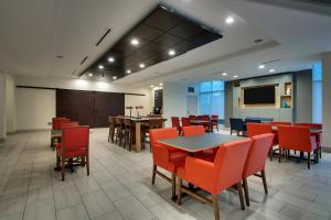 A restaurant or other place to eat at Holiday Inn Express Georgetown, an IHG Hotel