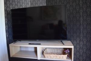 - une télévision à écran plat assise sur une table de télévision dans l'établissement Ocra Pure, à Roussillon
