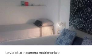 zdjęcie sypialni z łóżkiem i lampą w obiekcie CASA ADA w mieście Ginosa Marina