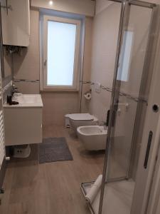 ein Bad mit einem WC, einem Waschbecken und einer Dusche in der Unterkunft Siclanda Home in Sanremo