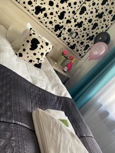 Schlafzimmer mit einem Bett mit schwarzen und weißen Kissen in der Unterkunft Hotel Imperium in Chełmża