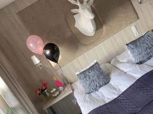 einen Blick über ein Schlafzimmer mit einem Bett und Ballons in der Unterkunft Hotel Imperium in Chełmża
