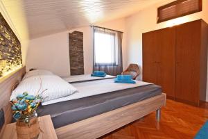 a large bed in a room with a window at Apartment Leona in Pula