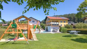 Ο χώρος παιχνιδιού για παιδιά στο Apartments Jernej am Turnersee