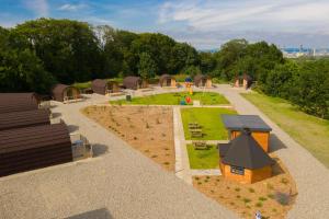 una vista aérea de un modelo de parque con casas en Weedingshall Lodges, en Falkirk