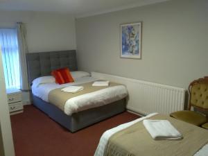 Tempat tidur dalam kamar di Clifton Hotel & Bar Newcastle