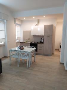 een keuken met een tafel en stoelen in een kamer bij Siclanda Home in Sanremo