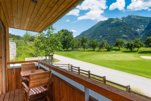 - une terrasse couverte avec vue sur un parcours de golf dans l'établissement Apartments Bergleben Goldegg, à Goldegg