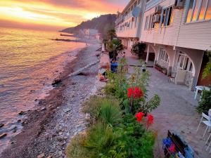 ロオにあるGuest House Elling Solnechniyの夕日の海岸の建物