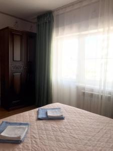- une chambre avec un lit et 2 serviettes dans l'établissement Guest house Fortuna, à Adler
