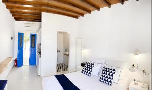 Postel nebo postele na pokoji v ubytování Loukia Studios & Suites