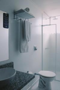 Hotel Solaris في São Miguel dʼOeste: حمام مع مرحاض ومغسلة ودش