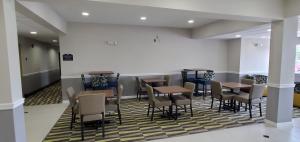 una zona de comedor con mesas y sillas en una habitación en Microtel Inn & Suites by Wyndham Panama City, en Panama City