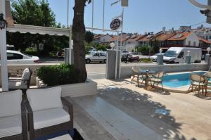 Bazén v ubytování Defne & Zevkim Hotel nebo v jeho okolí