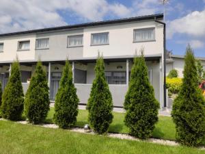 una casa con árboles delante de ella en Aurora Ustka-Przewłoka, en Ustka