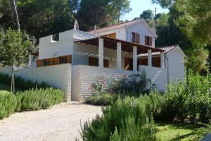 Gallery image of Private luxury Villa AZZURRO on Solta for up to 10 persons, free parking, very close to beach! FREE Kajak & Mountainbikes, GREAT living area & privacy! in Rogač