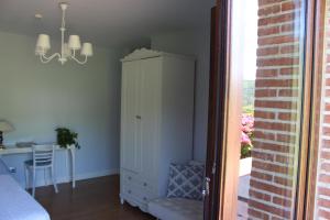 um quarto com um armário branco ao lado de uma mesa em Posada el Campo em Secadura