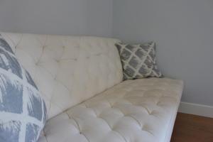 a white couch with two pillows on top of it at Posada el Campo in Secadura