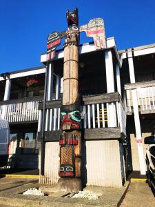 a totem pole in front of a building at Thunderbird Motor Inn in Duncan